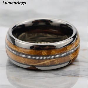 Anello da uomo con corda per chitarra da 8 mm in tungsteno per matrimonio e fidanzamento con intarsi in legno di whisky, regalo di San Valentino, compleanno e anniversario.