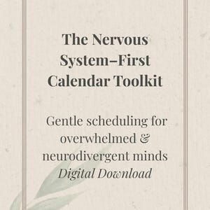 Può includere: Annuncio di download digitale per "The Nervous System-First Calendar Toolkit". Il testo è in un carattere marrone scuro, su uno sfondo beige chiaro con un sottile motivo a foglie. Il testo recita "Gentle scheduling for overwhelmed & neurodivergent minds."