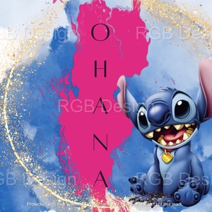 Pu&ograve; includere: Un personaggio dei cartoni animati blu con grandi orecchie e un sorriso smagliante, in piedi su uno sfondo acquerellato rosa e blu. La parola "OHANA" &egrave; scritta verticalmente in lettere nere sullo sfondo rosa.