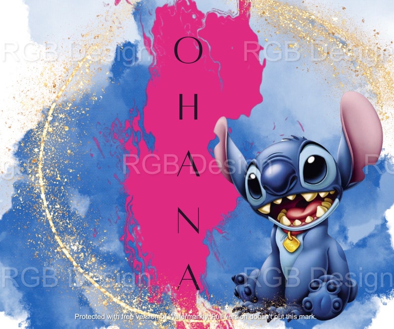 Pu&ograve; includere: Un personaggio dei cartoni animati blu con grandi orecchie e un sorriso smagliante, in piedi su uno sfondo acquerellato rosa e blu. La parola "OHANA" &egrave; scritta verticalmente in lettere nere sullo sfondo rosa.