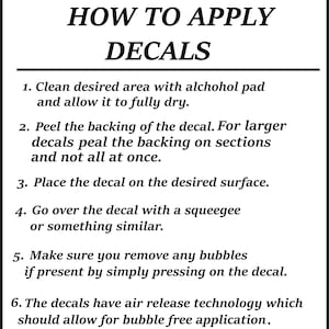 Puede incluir: Gu&iacute;a instructiva en blanco y negro titulada "HOW TO APPLY DECALS". La gu&iacute;a proporciona seis pasos, incluyendo la limpieza de la superficie, pelar el respaldo, colocar la calcoman&iacute;a, usar una esp&aacute;tula, eliminar burbujas y la tecnolog&iacute;a de liberaci&oacute;n de aire.