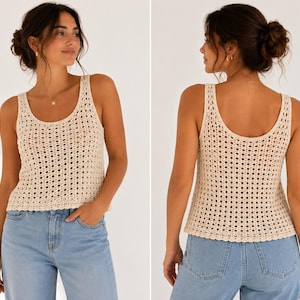 Puede incluir: Una camiseta sin mangas de ganchillo color crema con un patrón circular calado repetitivo, un escote redondo y un dobladillo festoneado. La prenda se muestra desde la parte delantera y trasera, combinada con pantalones vaqueros azul claro.