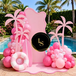 Op de afbeelding: Roze feestachtergrond met palmboomuitsparingen, een surfplank en een reddingsboei. De achtergrond heeft een roze golvende rand en een cluster van roze en witte ballonnen. Een zwembad en palmbomen zijn op de achtergrond.