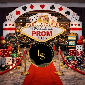 Peut inclure: Décor de bal sur le thème du casino avec tapis rouge, jetons de poker, dés et roulette. L'arche présente des enseignes de cartes à jouer et le texte "WELCOME to Fabulous PROM 2026". Éléments décoratifs : machine à sous et ballons.