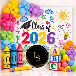 Op de afbeelding: Een kleurrijke achtergrond met als thema afstuderen met de tekst "Class of 2026". Het ontwerp bevat ballonnen, kleurpotloden, alfabetblokken en handgetekende illustraties van een zon, wolken en een gloeilamp. Het kleurenpalet is levendig en speels.