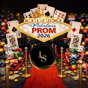 Könnte beinhalten: Werbebild für eine Abschlussballveranstaltung mit rotem Teppich, Casino-Chips, Würfeln, Spielkarten und einem Schild mit der Aufschrift "Welcome to Fabulous PROM 2026". Der Hintergrund umfasst Ballons und goldene Akzente.