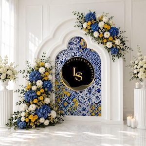 Può includere: Un arco bianco con un motivo a piastrelle blu e gialle, decorato con composizioni di fiori blu, bianchi e gialli. Un logo circolare nero con le lettere dorate LS è centrato sull'arco, circondato da composizioni floreali.