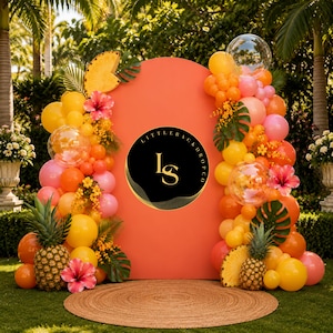 Può includere: Un grande sfondo ad arco arancione con un logo circolare nero centrale con le lettere dorate LS e il testo LITTLEBACKDROPCO. L'esposizione è decorata con palloncini gialli, arancioni e rosa, ananas e fiori tropicali di ibisco.