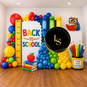 Könnte beinhalten: Ein Back to School Party-Hintergrund mit einem Lineal, einem Bücherstapel mit rotem Apfel, einer lesenden Eulenfigur und einem Stiftehalter mit dem Text Learn Grow Succeed. Das Display ist mit bunten Ballonbögen und Buntstiften dekoriert.