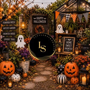 Puede incluir: Una escena exterior con temática de Halloween que incluye calabazas naranjas, decoraciones de fantasmas blancos y un letrero de Happy Halloween. El entorno incluye un invernadero con banderines, flores, linternas y un letrero Home Sweet Haunted.