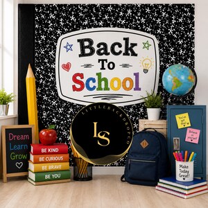 Pode incluir: Um fundo de caderno de composição em preto e branco com o texto Back To School numa moldura branca. Inclui um lápis amarelo, uma maçã vermelha, uma pilha de livros, um globo, um cacifo azul, uma mochila azul-marinho e um quadro negro.