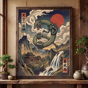 Puede incluir: Impresión enmarcada con una ilustración de estilo japonés de un dragón sobre un paisaje montañoso. La obra presenta un dragón en tonos verdes y grises, un sol rojo y texto japonés. El paisaje incluye una cascada y edificios tradicionales.