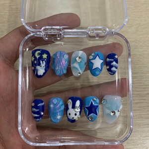 Uñas postizas inspiradas en Miffy, uñas de conejito de ensueño con cielo azul, uñas con nubes caprichosas de Miffy kawaii, uñas lindas, uñas postizas de dibujos animados