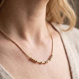 Anpassat morsekodhalsband, personliga smycken för mamma och dotter, minimalistiskt namnhalsband med dolt meddelande, mors dag-present till mamma