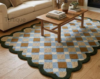 Alfombra con mechones azul y verde con diseño de conchas, diseño Matilda Goad a cuadros dorados con alfombra azul celeste claro