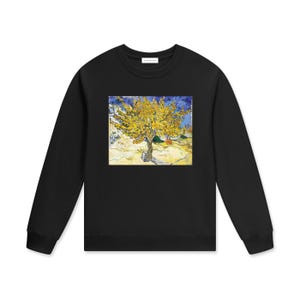 Puede incluir: Una sudadera negra de manga larga con cuello redondo y un estampado gráfico rectangular en el pecho. El diseño muestra una pintura de un árbol amarillo con ramas en espiral sobre un cielo azul y un suelo de tonos claros, estilo Van Gogh.