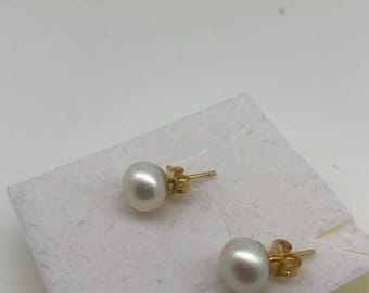 Aretes de perlas de agua dulce de 8 mm en oro amarillo de 14 k