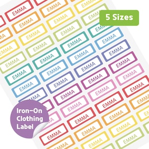 Puede incluir: Hoja de etiquetas termoadhesivas para ropa con el nombre "EMMA" impreso en blanco sobre etiquetas rectangulares. Las etiquetas son de varios colores, incluyendo rojo, naranja, amarillo, verde, azul, morado y rosa. Un rectángulo verde indica "5 tamaños".