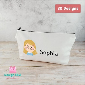 Peut inclure: Trousse de maquillage en toile blanche avec fermeture éclair noire. Elle présente une illustration de fille avec des lunettes et le nom "Sophia". Le texte "30 Designs" est dans un encadré rouge.