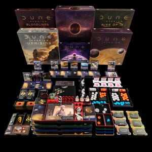 Puede incluir: Una colección de expansiones del juego de mesa Dune: Imperium, incluyendo "Bloodlines", "Uprising", "Rise of IX" e "Immortality". La imagen muestra varios componentes del juego, como cartas, fichas y piezas de jugador, dispuestos sobre una superficie negra. Las cajas presentan el logo de Dune.