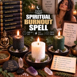 Pode incluir: Três velas de pilar nas cores preta, branca e verde estão em tigelas escuras cercadas por cristais e vegetação. O texto diz Spiritual Burnout Spell, com uma lista de benefícios incluindo eliminar a exaustão mental e restaurar o equilíbrio interno.