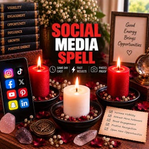 Peut inclure: Un kit de sortilège pour réseaux sociaux avec deux bougies rouges et une bougie blanche dans des bols noirs, entourées de cristaux et de pétales. Un smartphone affiche des icônes sociales et un panneau indique Good Energy Brings Opportunities.