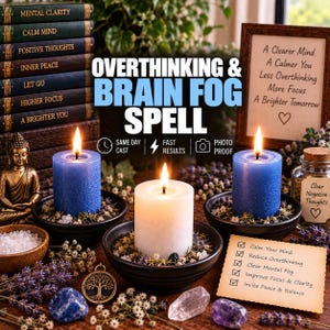 Peut inclure: Deux bougies piliers bleues et une bougie pilier blanche dans des bols noirs, entourées de lavande, de cristaux et d'une petite statue de Bouddha. Le texte inclut "OVERTHINKING & BRAIN FOG SPELL" et une liste avec "Calm Your Mind" et "Reduce Overthinking."
