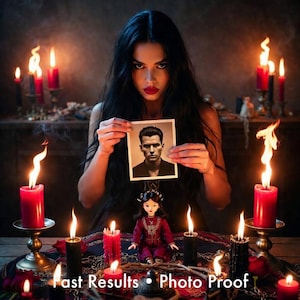 Puede incluir: Una mujer con largo cabello negro sostiene una foto de un hombre, rodeada de velas rojas encendidas. Una muñeca con un vestido rojo está sentada en una mesa con el texto "Fast Results • Photo Proof". La escena tiene un tema místico y espiritual.