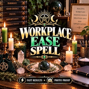 以下が含まれることがあります： WORKPLACE EASE SPELLというタイトルのデジタルグラフィック。中央の濃い緑色の球体が塩の乗った皿に置かれ、真鍮製の燭台に立てられた緑と白の灯ったキャンドル、透明なクリスタル、金色の五芒星が刺繍された緑のポーチ、そして本に囲まれています。