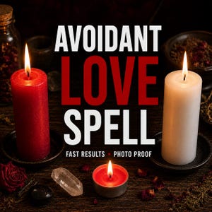 Könnte beinhalten: Eine rote Stumpenkerze, eine weiße Stumpenkerze und ein kleines rotes Teelicht, alle brennend mit sichtbaren Flammen. Der Text AVOIDANT LOVE SPELL FAST RESULTS PHOTO PROOF ist in weißer und roter Schrift über den Kerzen und dem dunklen Hintergrund.