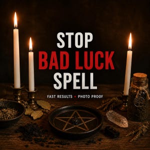 Peut inclure: Trois bougies blanches effilées dans des bougeoirs en laiton, une assiette noire avec un pentagramme, un bocal en verre avec bouchon en liège et breloque arbre, un cristal clair et des herbes. Texte : STOP BAD LUCK SPELL. FAST RESULTS • PHOTO PROOF.