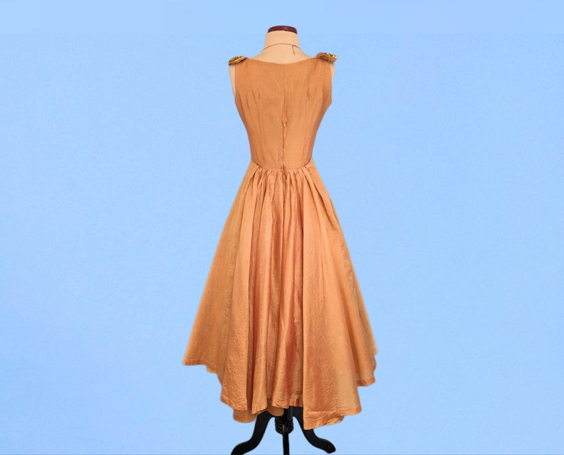 Vestido de fiesta naranja iridiscente vintage de los años 50, vestido de noche de seda Dupioni con falda completa vintage de los años 50, vestido de fiesta con cuello de lentejuelas imagen 7