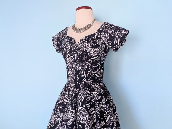 Vintage 1950s Navy and White Novelty Print Cockta… - image 3