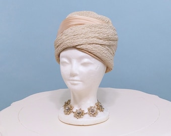 Sombrero de turbante satinado y metálico vintage de la década de 1950, sombrero de cóctel de noche vintage de mediados de siglo