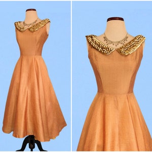 Vestido de fiesta naranja iridiscente vintage de los años 50, vestido de noche de seda Dupioni con falda completa vintage de los años 50, vestido de fiesta con cuello de lentejuelas imagen 1