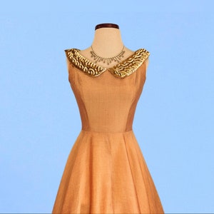 Vestido de fiesta naranja iridiscente vintage de los años 50, vestido de noche de seda Dupioni con falda completa vintage de los años 50, vestido de fiesta con cuello de lentejuelas imagen 6