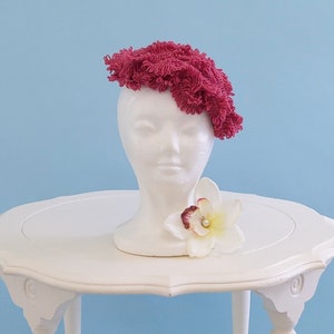 Vintage 1950er Rosa Gehäkelter CocktailHut, Vintage 50er Jahre Rüschen Fascinator Halbhut