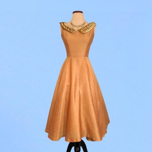 Vestido de fiesta naranja iridiscente vintage de los años 50, vestido de noche de seda Dupioni con falda completa vintage de los años 50, vestido de fiesta con cuello de lentejuelas imagen 2