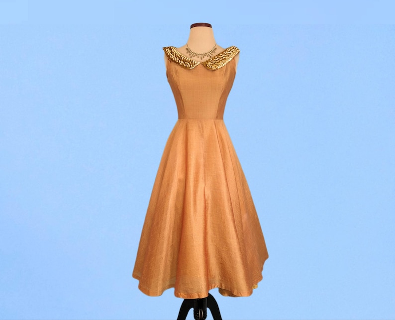 Vestido de fiesta naranja iridiscente vintage de los años 50, vestido de noche de seda Dupioni con falda completa vintage de los años 50, vestido de fiesta con cuello de lentejuelas imagen 2