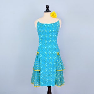Vestido de día vintage de lunares azules de los años 60, vestido de sol mediano tamaño de la década de 1960