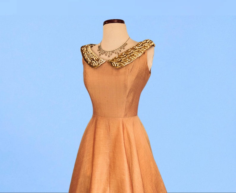 Vestido de fiesta naranja iridiscente vintage de los años 50, vestido de noche de seda Dupioni con falda completa vintage de los años 50, vestido de fiesta con cuello de lentejuelas imagen 3