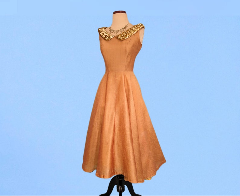 Vestido de fiesta naranja iridiscente vintage de los años 50, vestido de noche de seda Dupioni con falda completa vintage de los años 50, vestido de fiesta con cuello de lentejuelas imagen 5
