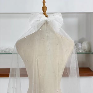 Pearl bridal hair bow. Beaded bridal hair bow. Pearl bridal veil with bow. Ivory tulle veil. Bridal wedding accessories