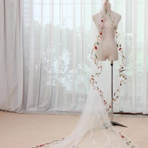 OV92. マルチカラーの花柄刺繍入りマンティラ ブライダル ベール、レース トリム ベール、柔らかいカテドラル丈のチュール ベール、ボヘミアン フローラル レース ブライダル ベール。