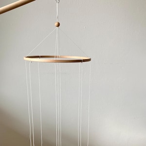 DIY Mobile Ring aus Holz mit Aufhängung und Fäden Schnur, Bastelset für Baby Mobile, Holzring zum Selbergestalten, DIY Mobile Rahmen