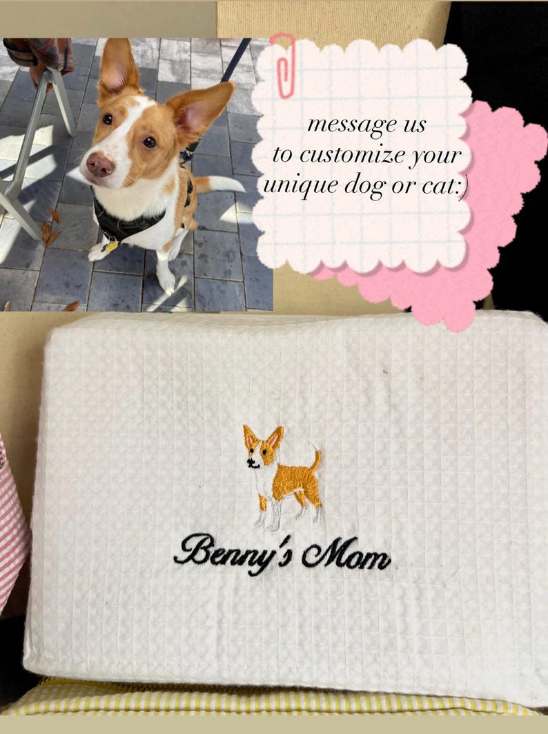 K&ouml;nnte beinhalten: Wei&szlig;es Haustierbett mit Waffelstruktur, bestickt mit einem Hundedesign und dem Text "Benny's Mom". Im Hintergrund ist ein Hund mit braun-wei&szlig;em Fell zu sehen. Das Bild enth&auml;lt eine Notiz mit der Aufschrift "Schreiben Sie uns, um Ihren einzigartigen Hund oder Ihre Katze anzupassen:)"