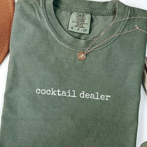 Comfort Colors® Cocktail Dealer-tröja, rolig bartender-tröja, mixolog-tröja, Happy Hour-grafik-tröja, present till bartenders, cocktailälskare