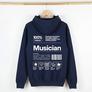 Pode incluir: Moletom azul marinho com a palavra "Musician" em letras brancas. A parte de trás do moletom tem o texto "100% Passion" e "Contents may include late-night sessions, random melodies, and endless practice."