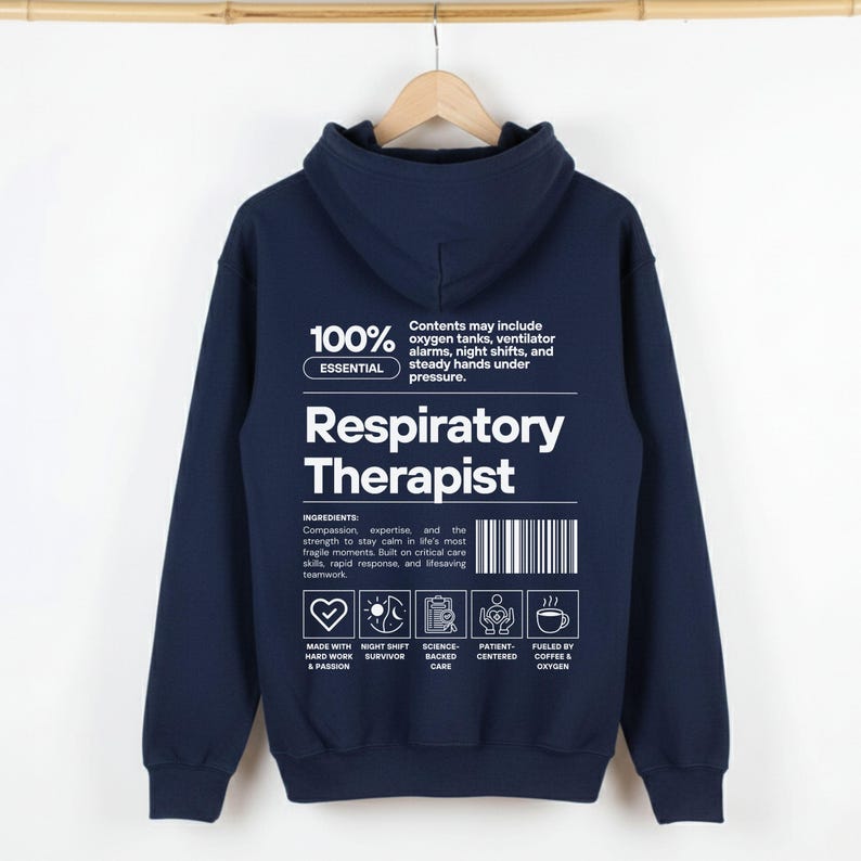Może przedstawiać: Granatowa bluza z kapturem z białym napisem "Respiratory Therapist". Tył bluzy z kapturem zawiera listę składnik&oacute;w i ikony. Bluza z kapturem wisi na drewnianym wieszaku.