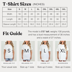Op de afbeelding: Een maattabel voor t-shirts in inches, van S tot 5XL, met afmetingen voor breedte, lengte en mouwlengte. Een pasvormgids toont hoe de shirts passen, met modellen in verschillende maten. Het model is 1,65 m lang, weegt 59 kg, met een borstomvang van 91 cm en een taille van 69 cm.